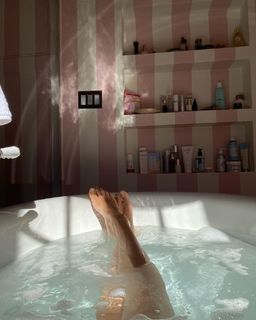 Jessica Hart feet photo thumbnail