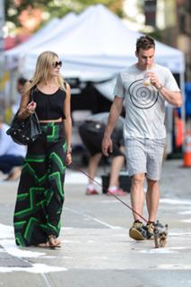 Jessica Hart feet photo thumbnail