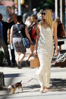 Jessica Hart feet photo thumbnail