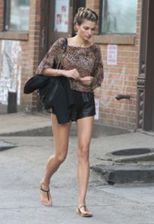 Jessica Hart feet photo thumbnail