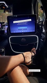 Jessica Hart feet photo thumbnail