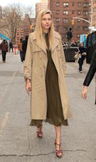 Jessica Hart feet photo thumbnail