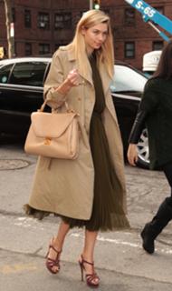 Jessica Hart feet photo thumbnail