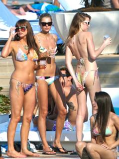 Jessica Hart feet photo thumbnail