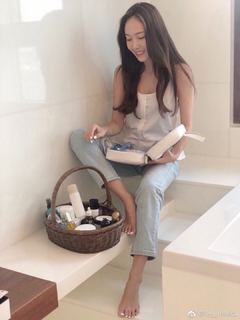 Jessica Jung feet photo thumbnail