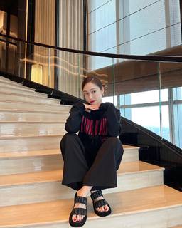 Jessica Jung feet photo thumbnail