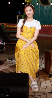 Jessica Jung feet photo thumbnail