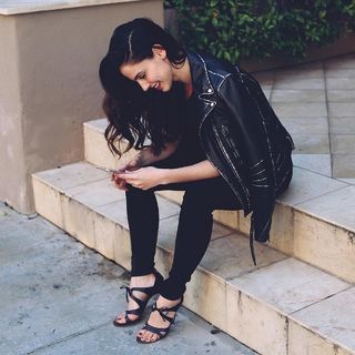 Jessica Lowndes feet photo thumbnail