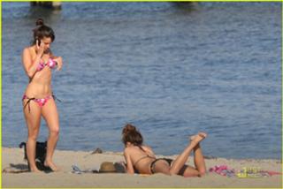 Jessica Lowndes feet photo thumbnail