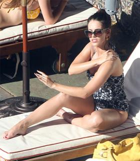 Jessica Lowndes feet photo thumbnail