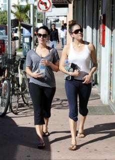 Jessica Lowndes feet photo thumbnail
