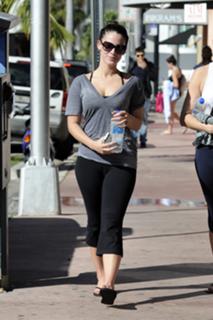 Jessica Lowndes feet photo thumbnail