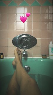 Jessica McNamee feet photo thumbnail