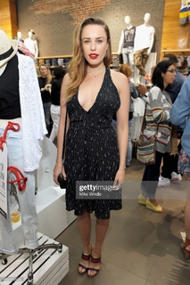 Jessica McNamee feet photo thumbnail