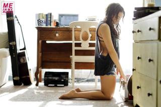 Jessica Parker Kennedy feet photo thumbnail