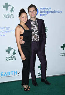Jessica Parker Kennedy feet photo thumbnail