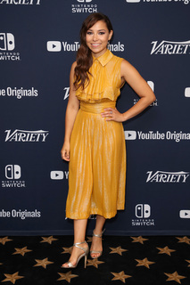 Jessica Parker Kennedy feet photo thumbnail