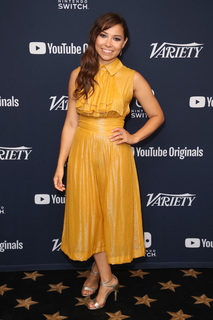 Jessica Parker Kennedy feet photo thumbnail