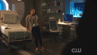 Jessica Parker Kennedy feet photo thumbnail