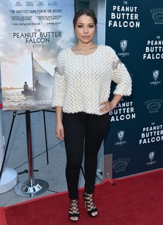 Jessica Parker Kennedy feet photo thumbnail