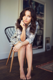 Jessica Parker Kennedy feet photo thumbnail