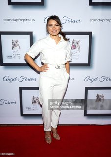 Jessica Parker Kennedy feet photo thumbnail