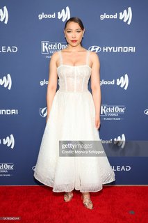 Jessica Parker Kennedy feet photo thumbnail