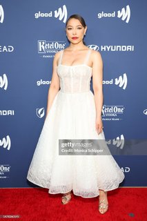 Jessica Parker Kennedy feet photo thumbnail