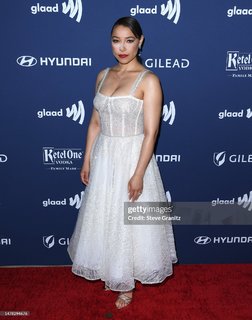 Jessica Parker Kennedy feet photo thumbnail