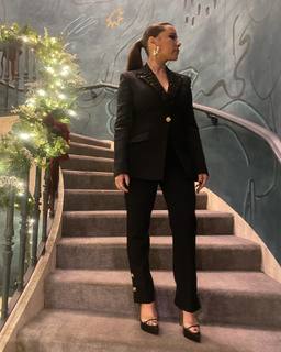 Jessica Parker Kennedy feet photo thumbnail