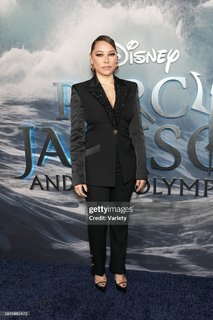 Jessica Parker Kennedy feet photo thumbnail