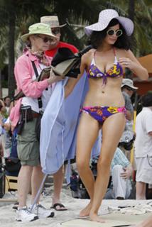 Jessica Paré feet photo thumbnail