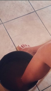 Jessica Polsky feet photo 3