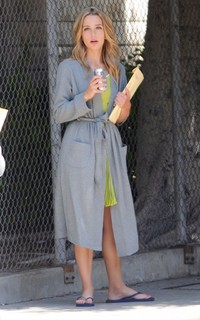 Jessica Rothe feet photo thumbnail