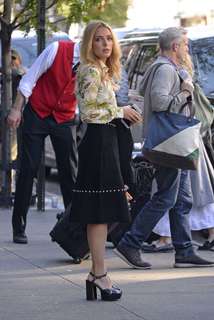 Jessica Rothe feet photo thumbnail