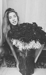 Jessica Serfaty feet photo thumbnail