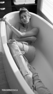 Jessica Serfaty feet photo thumbnail