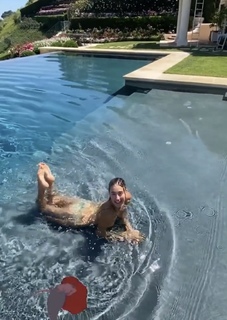 Jessica Serfaty feet photo thumbnail