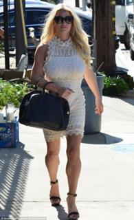 Jessica Simpson feet photo thumbnail