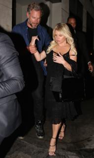 Jessica Simpson feet photo thumbnail