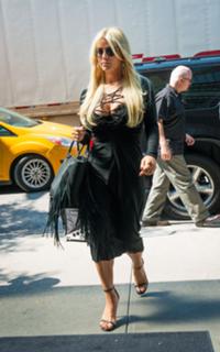 Jessica Simpson feet photo thumbnail