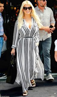 Jessica Simpson feet photo thumbnail