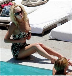 Jessica Simpson feet photo thumbnail