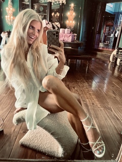 Jessica Simpson feet photo thumbnail