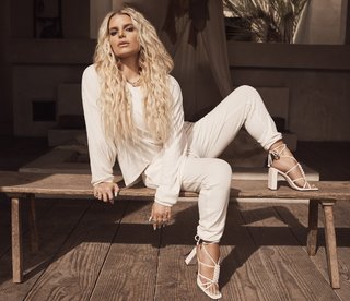 Jessica Simpson feet photo thumbnail