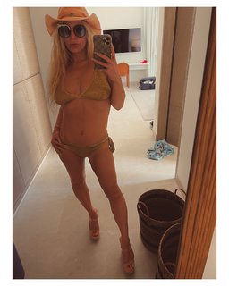 Jessica Simpson feet photo thumbnail