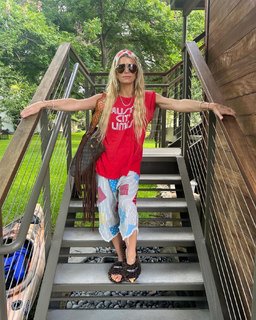 Jessica Simpson feet photo thumbnail