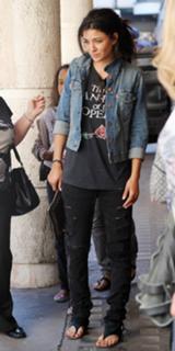 Jessica Szohr feet photo thumbnail
