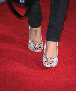 Jessica Szohr feet photo thumbnail