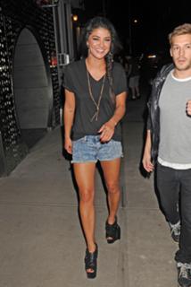 Jessica Szohr feet photo thumbnail